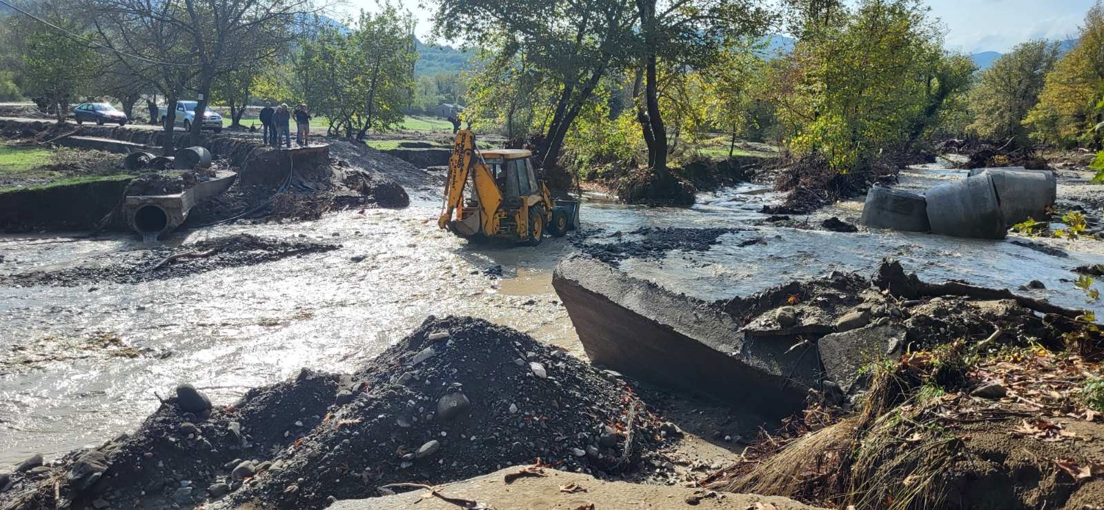 Συνεχίζεται η αποκατάσταση δρόμων και ο καθαρισμός ποταμών